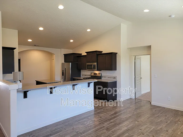 2482 NW Glen Oak Ave — Photo 5
