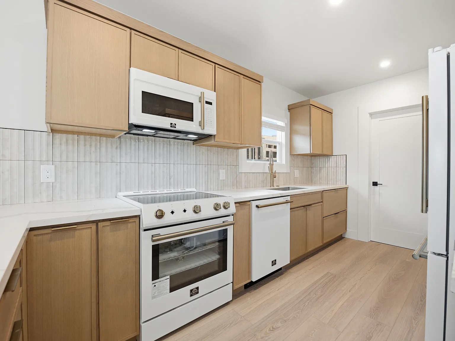 2 bed, 900 sqft, $3,900 — Photo 3