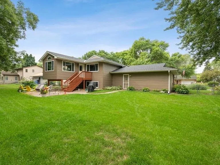 10414 Valley Forge Ln N — Photo 2