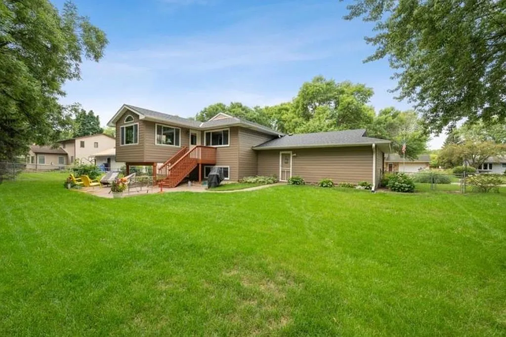 Building Photo - 10414 Valley Forge Ln N