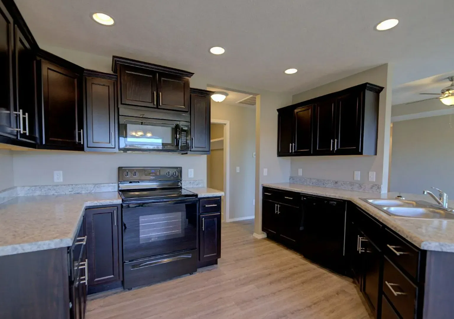 Beautiful 4 Bedroom Home in Monte Cristo — Photo 3