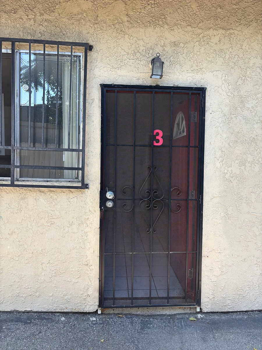 Building Photo - 810 W 137th St #3