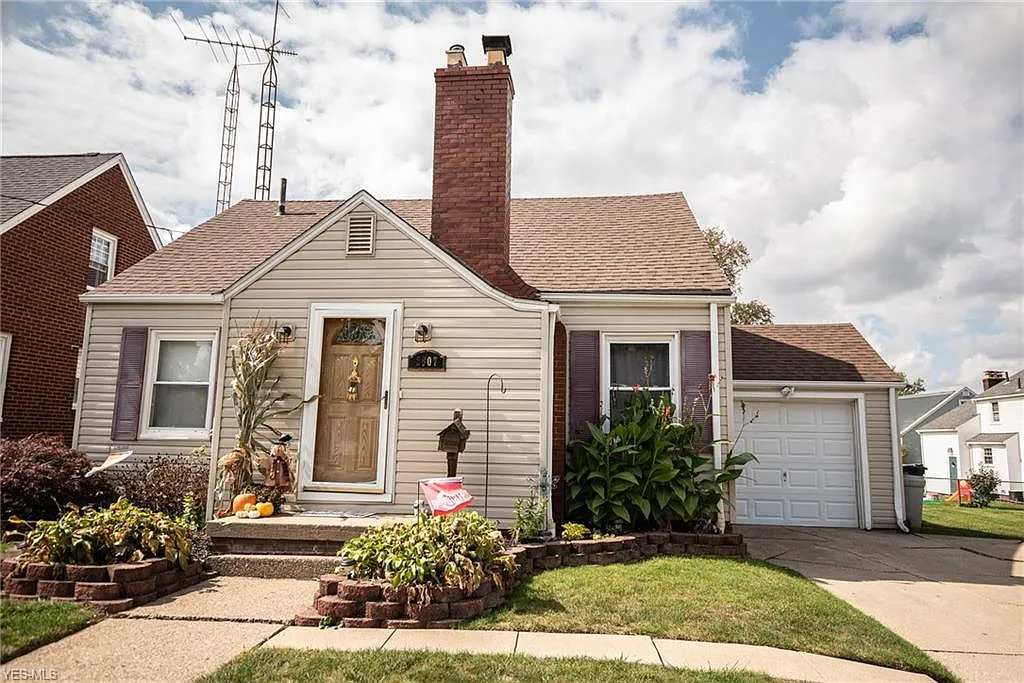 2607 Rowland Ave NE photo 1