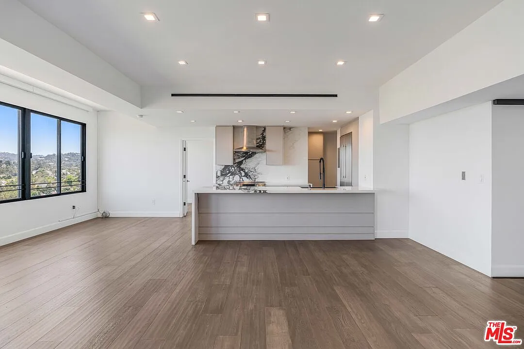 2 bed, 2.5 bath, 1372 sqft, $6,495 — Photo 4