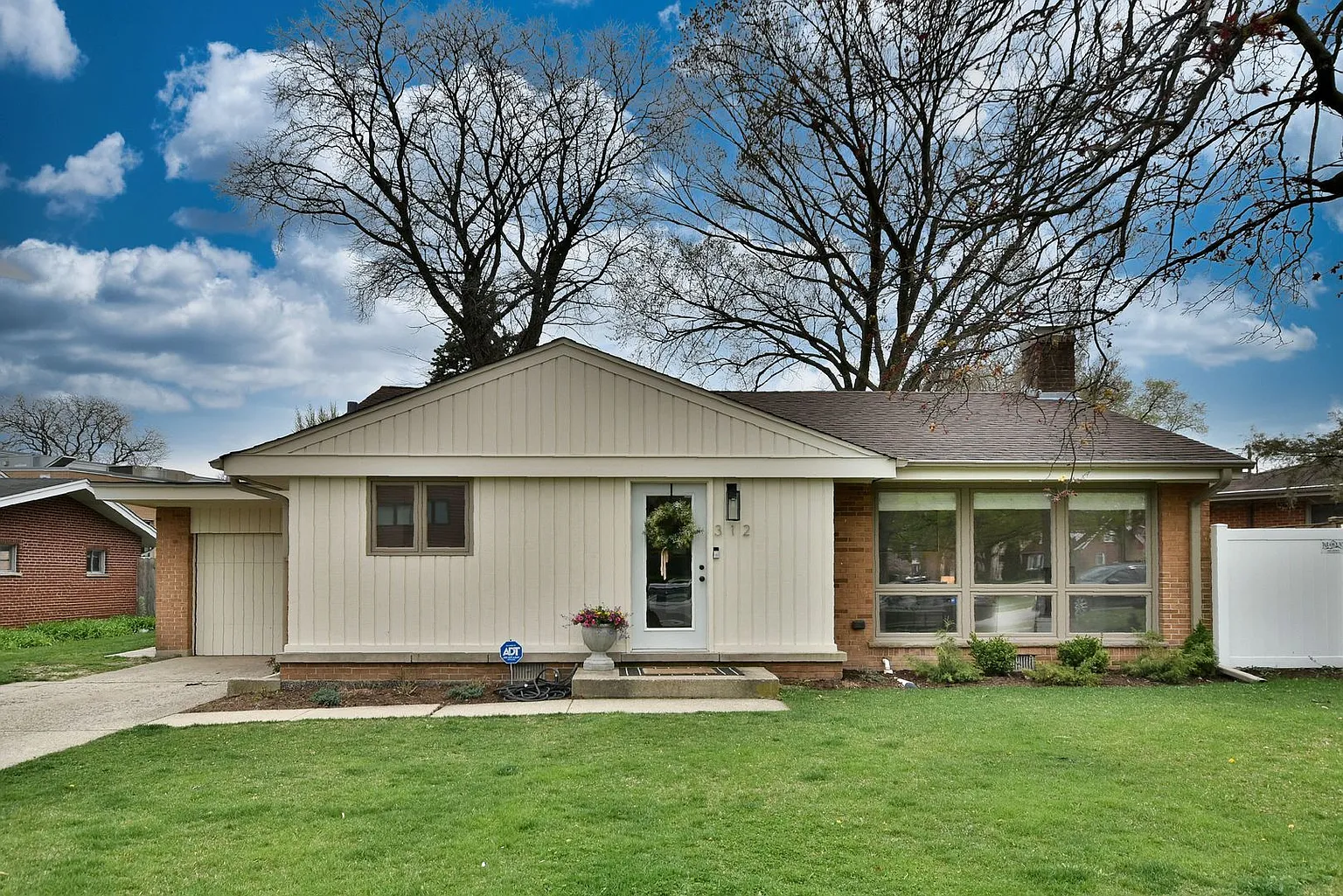 312 E Huntington Ln photo 1