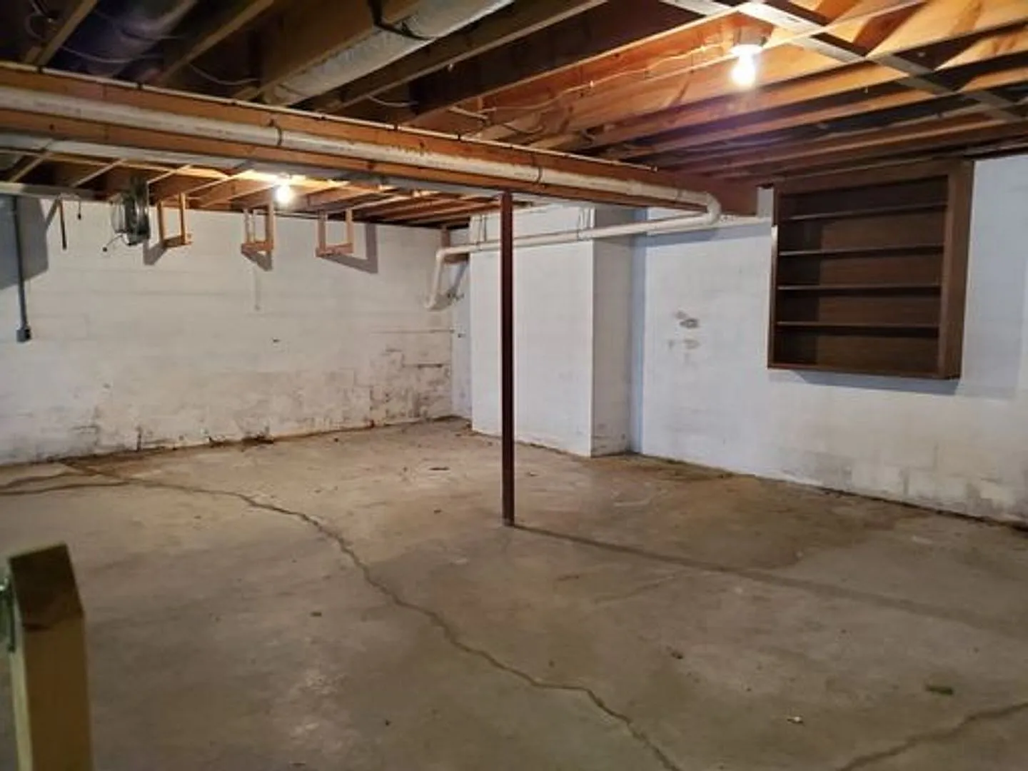 4 Bedroom 2 Bath 2 car Garage with basement — Photo 3