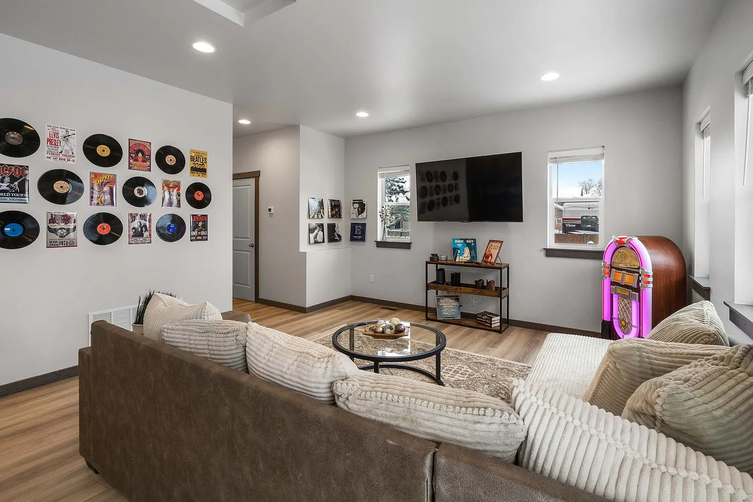 3 bed, 2.0 bath, $6,892 — Photo 4