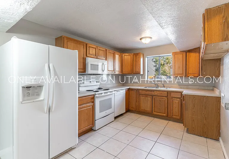 4420 S Dean Cir #B — Photo 1