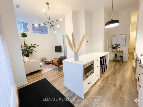 106 Dovercourt Rd #102, Toronto, ON M6J 0G4