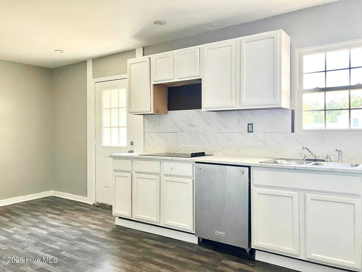 4 bed, 2.0 bath, 1160 sqft, $2,300 — Photo 3