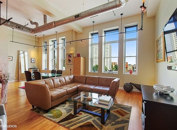4th image of 1215 W Gunnison St APT 317