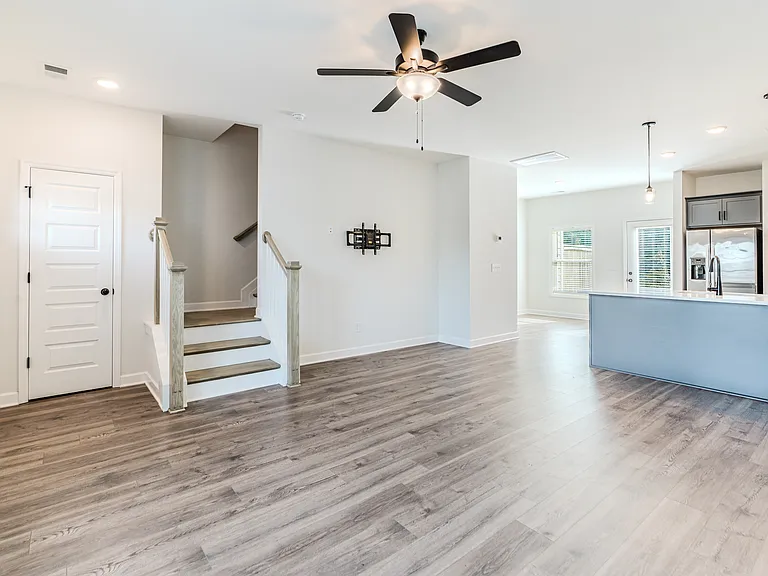 191 Harvard Dr — Photo 3