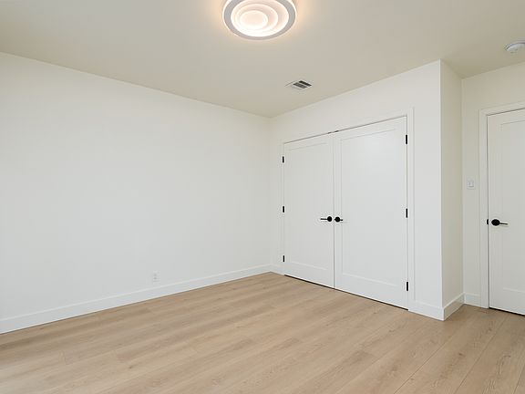 5th image of 3149 N Naomi St
