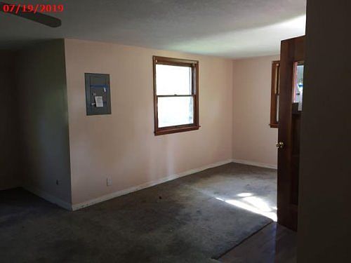 5th image of 605 W 9th St
