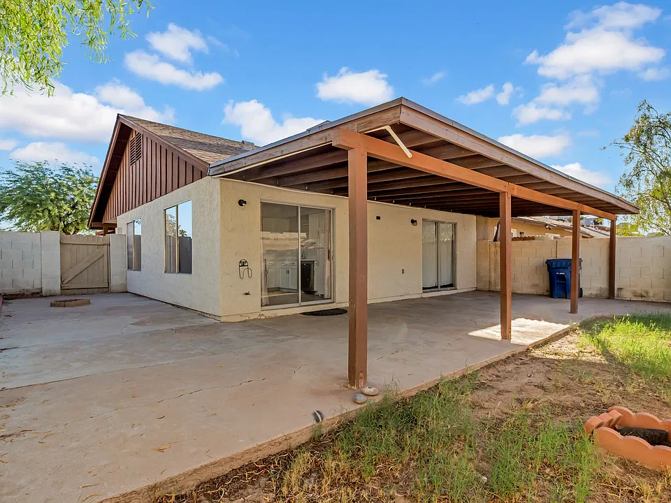 1518 E Palmdale Dr