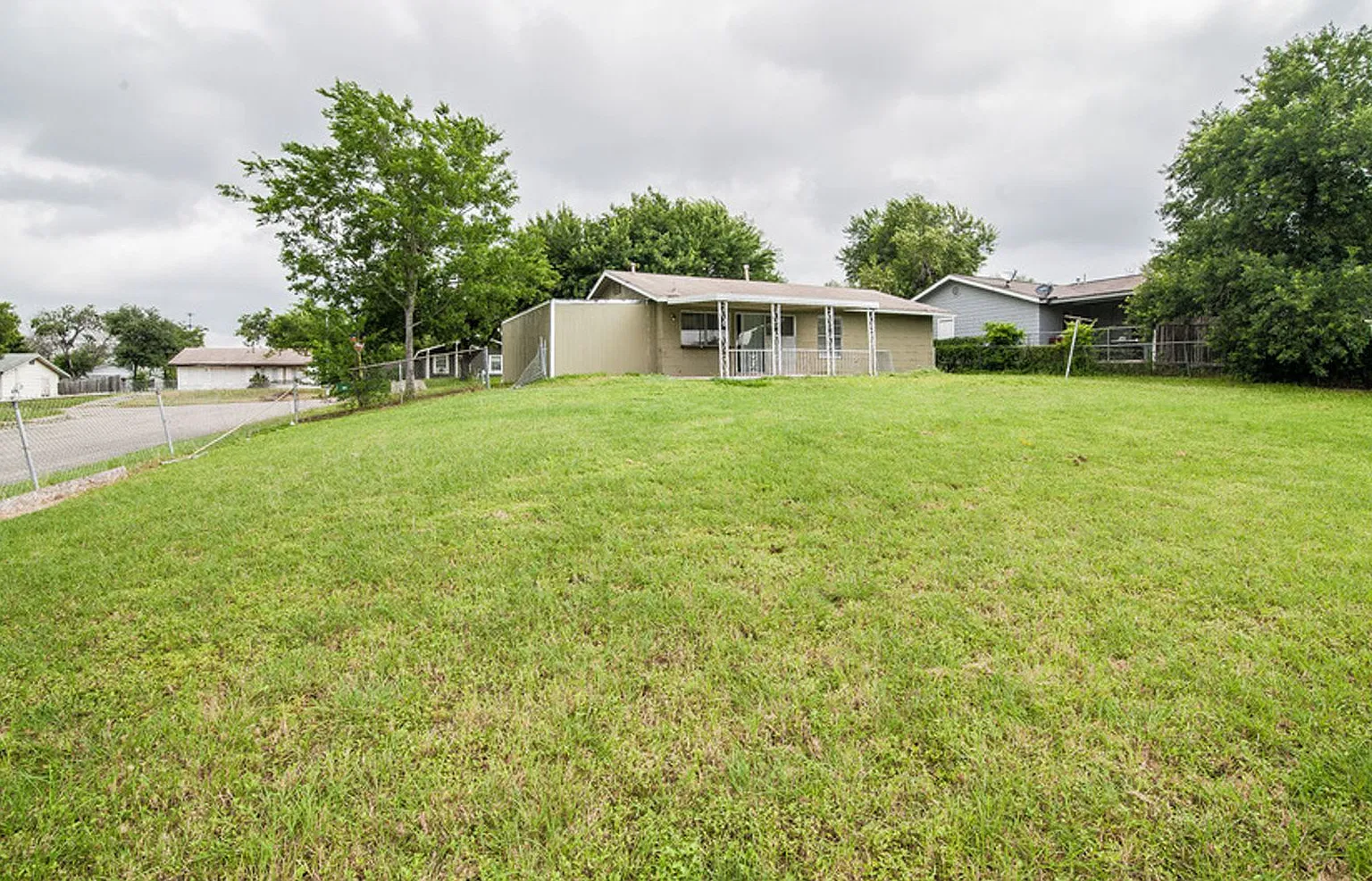 Cozy Remodeled House Near Downtown — Photo 4