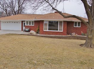 2 Vermeer Rd, Pella, IA 50219