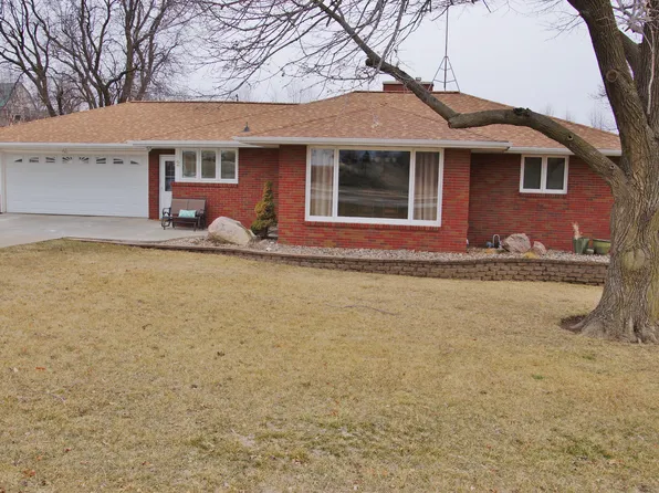 2 Vermeer Rd, Pella, IA 50219