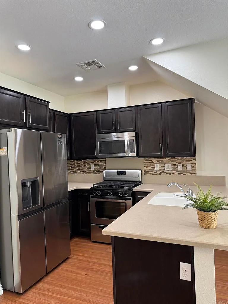 3 bed, 2.5 bath, 1259 sqft, $3,950 — Photo 3