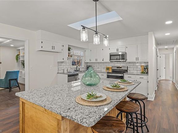 4th image of 3512 Regents Park Ln