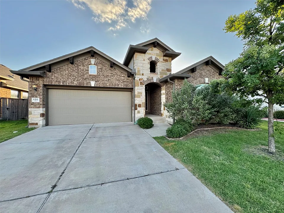 1212 Matt Ln