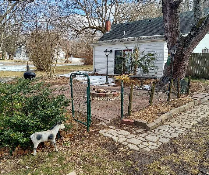Back patio w/fire pit
