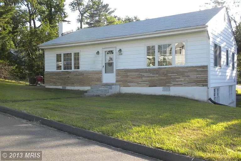 290 Bay Ave photo 1