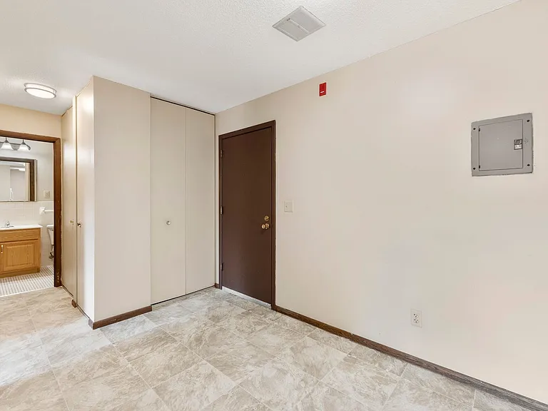 Shamrock Court Apartments — Photo 18