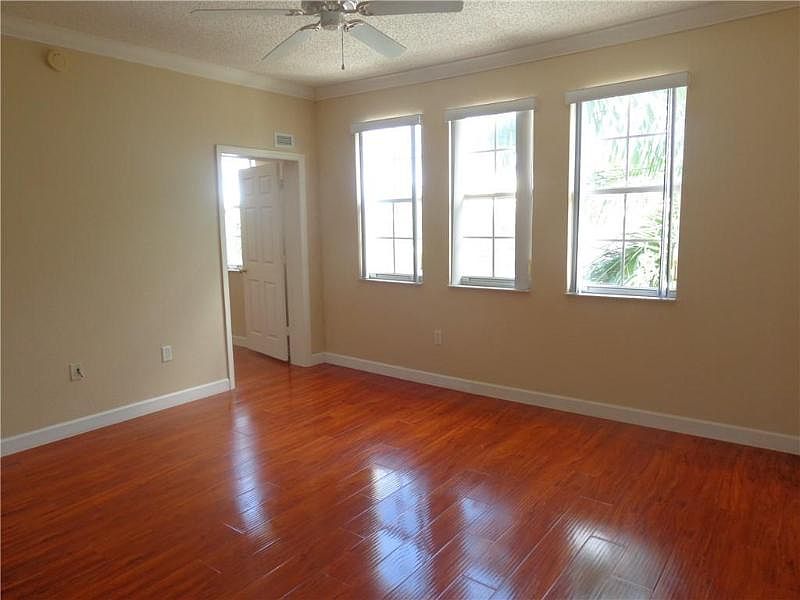 1st image of 533 NE 3rd Ave APT 140