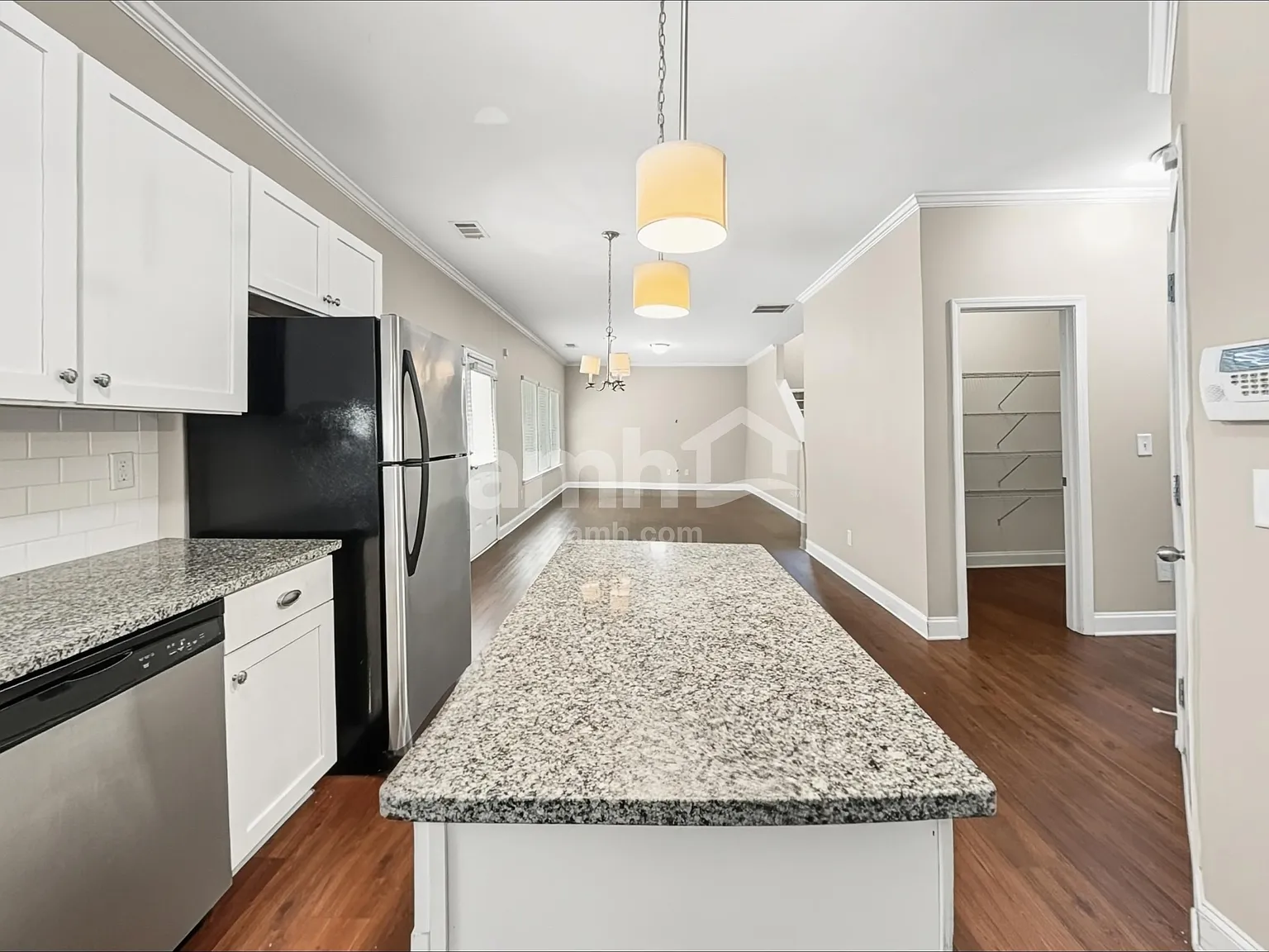 4 bed, 2.0 bath, 2348 sqft, $2,425 — Photo 4
