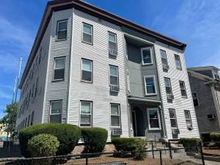 CORPORATE EXECUTIVE HOUSING — Photo 28