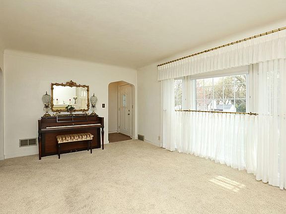 4th image of 564 Kirchner Ave