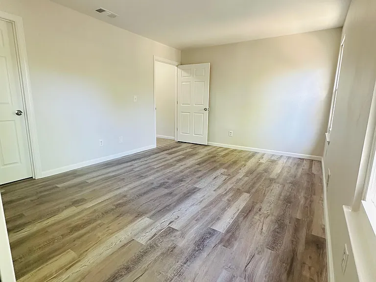 402 Woodlake Manor Dr — Photo 10