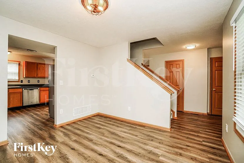 3 bed, 2.5 bath, 1666 sqft, $2,285 — Photo 2