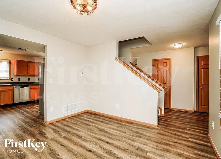 5435 Dietrich Ave — Photo 2