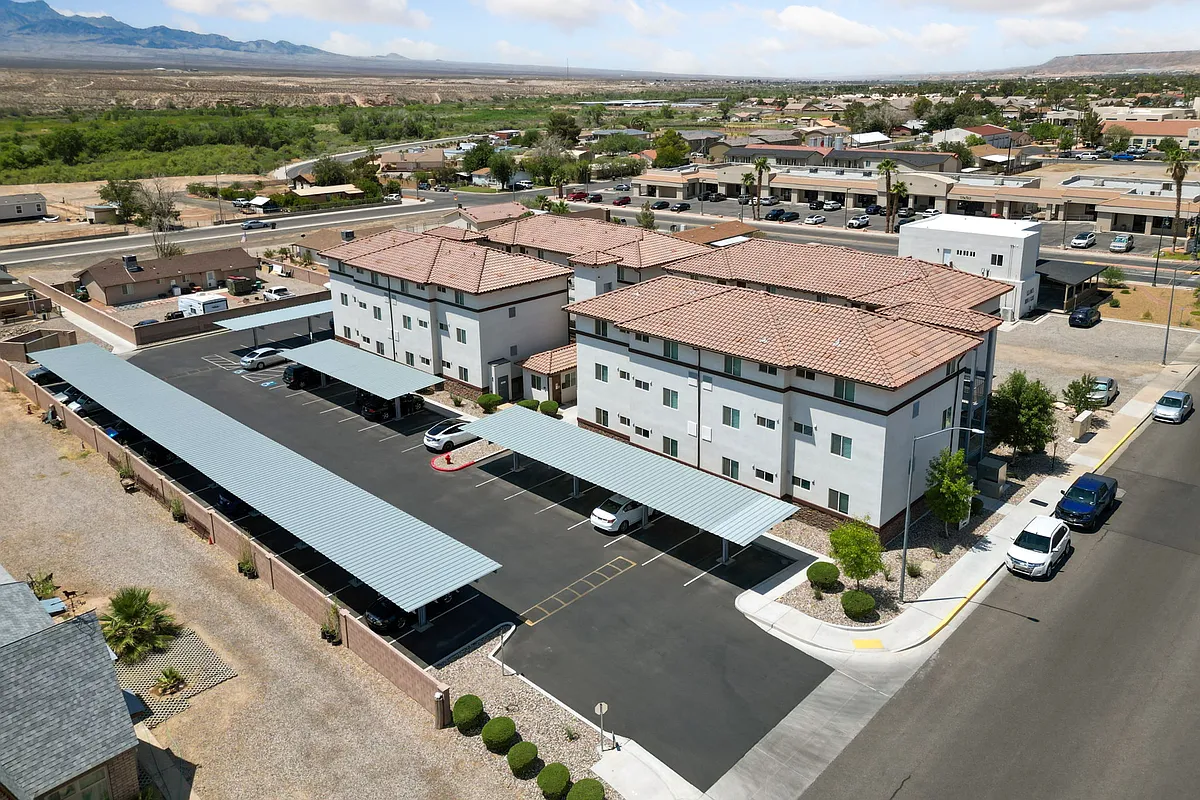 Building Photo - Luna Studios