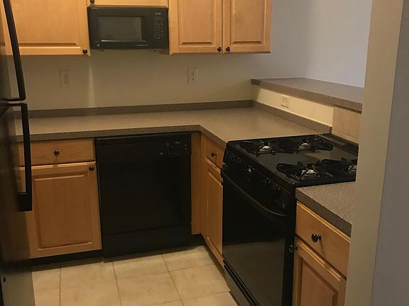 3rd image of 74 Morris St APT B