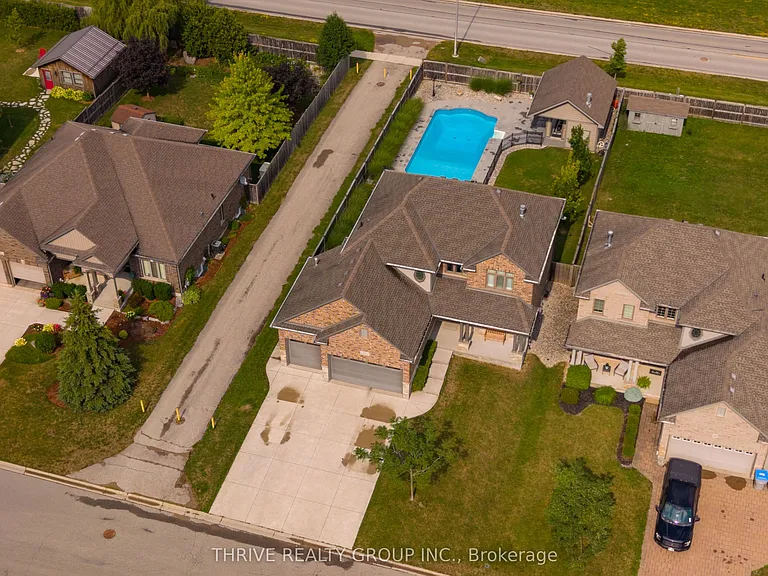 12 Ashwood Cres — Photo 3