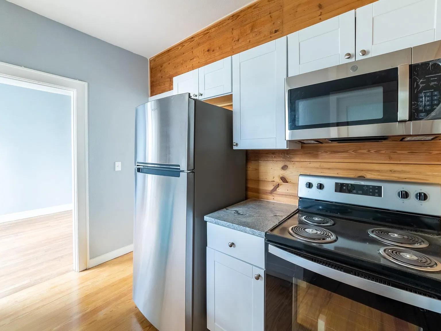 2 bed, 1.0 bath, 727 sqft, $2,300 — Photo 2