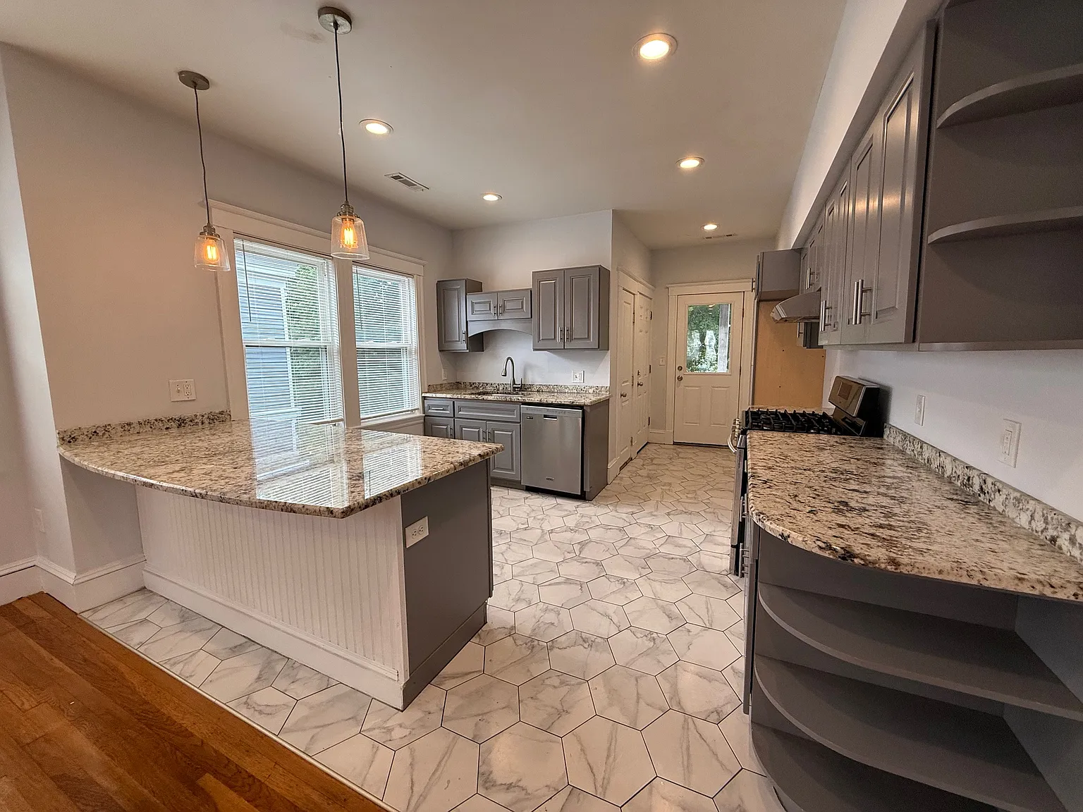 2 bed, 1100 sqft, $3,150 — Photo 4