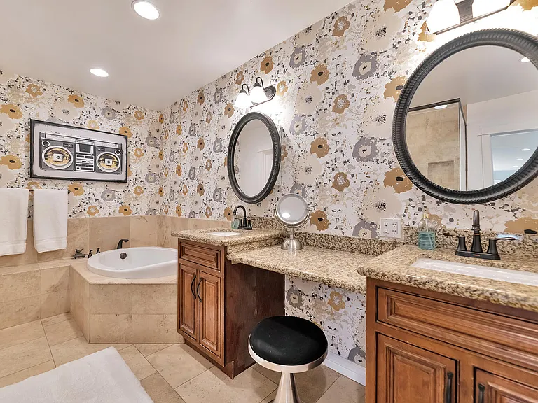 121 W Orchid Ln — Photo 15