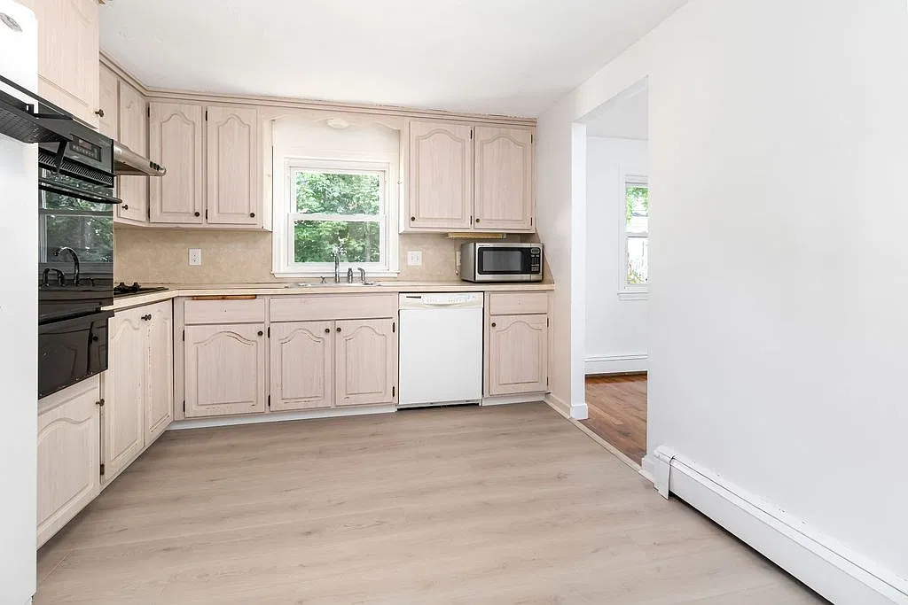 3 bed, 1.5 bath, 1392 sqft, $3,900 — Photo 2
