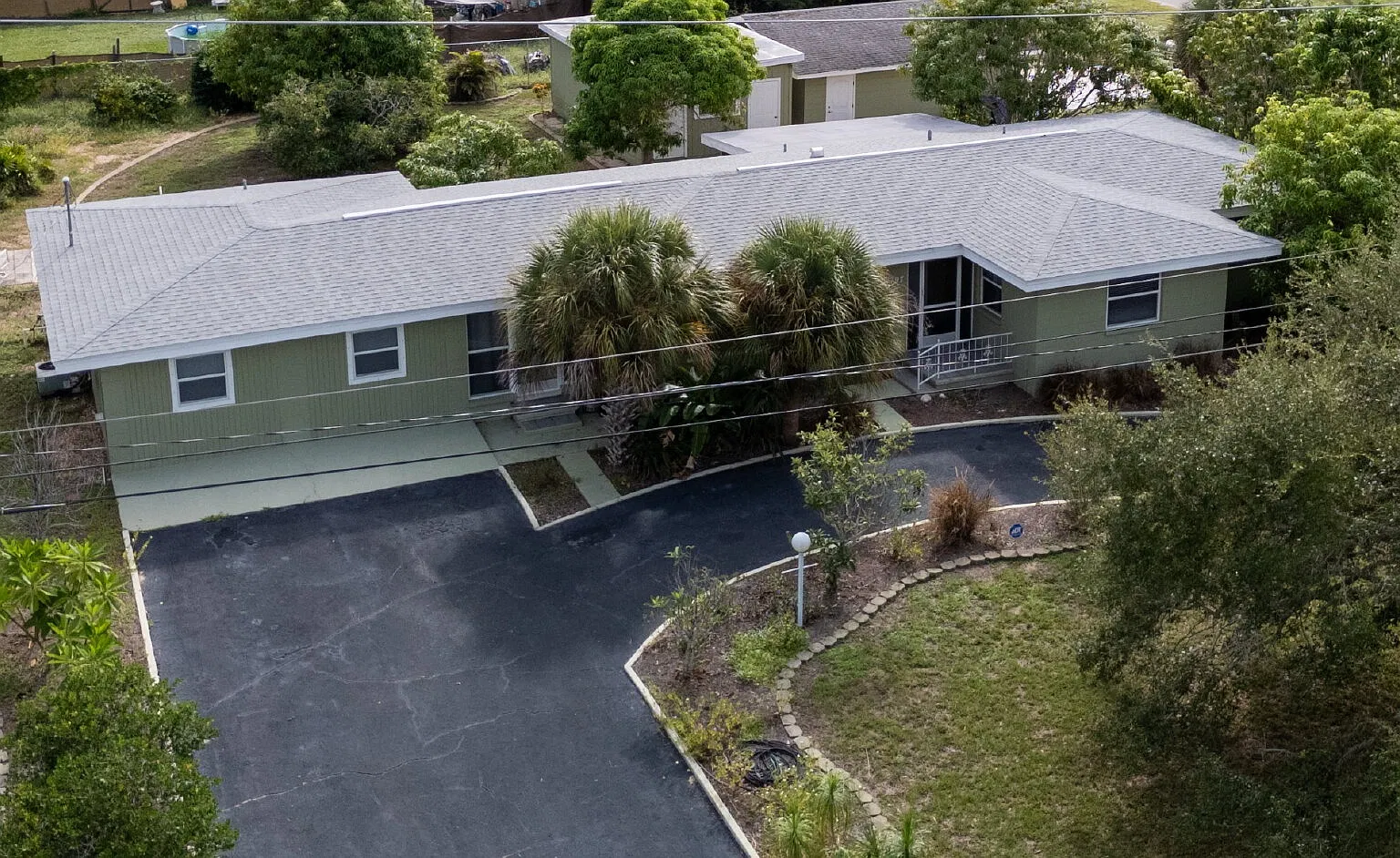 3 bed, 2.0 bath, 1300 sqft, $2,350 — Photo 2