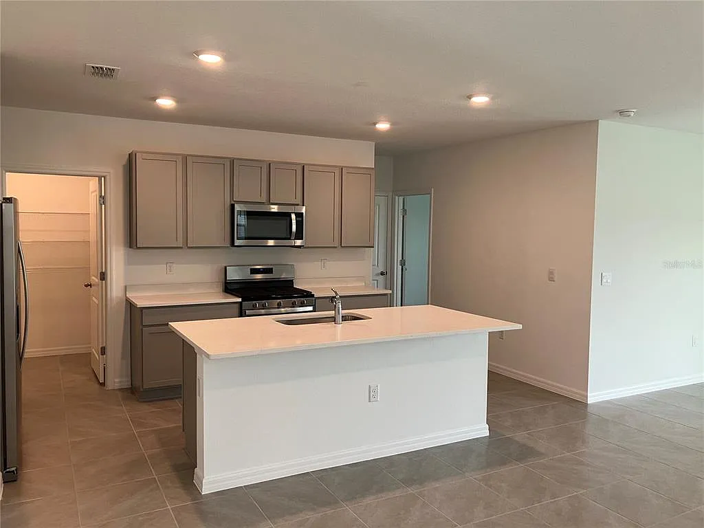 5 bed, 3.0 bath, 2453 sqft, $2,550 — Photo 3
