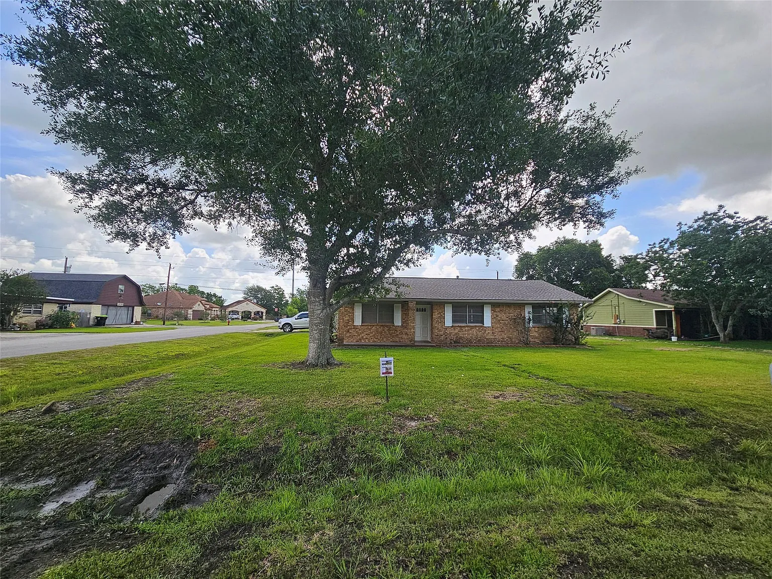 3 bed, 1.0 bath, 1281 sqft, $1,650 — Photo 2