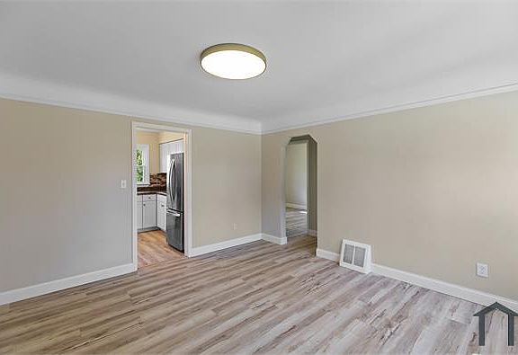 5th image of 27334 Notre Dame St