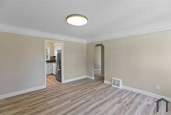 27334 Notre Dame St — Photo 5