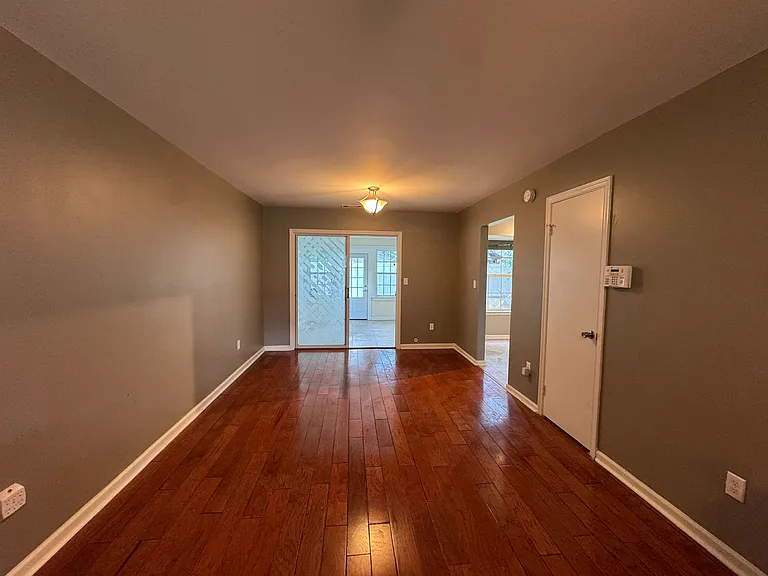 7327 Albert St — Photo 6