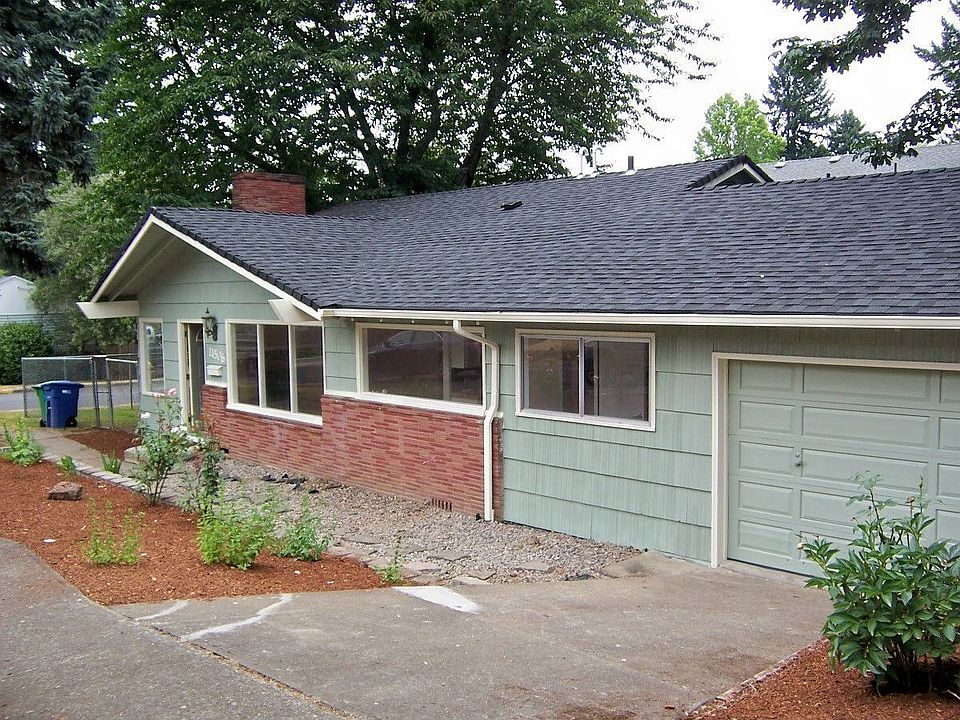 Chraming Brick Accented Ranch Style Home!