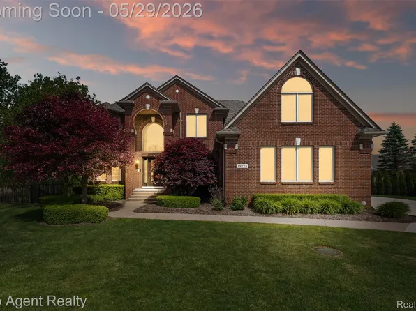 18775 Newbridge Dr, Macomb, MI 48044